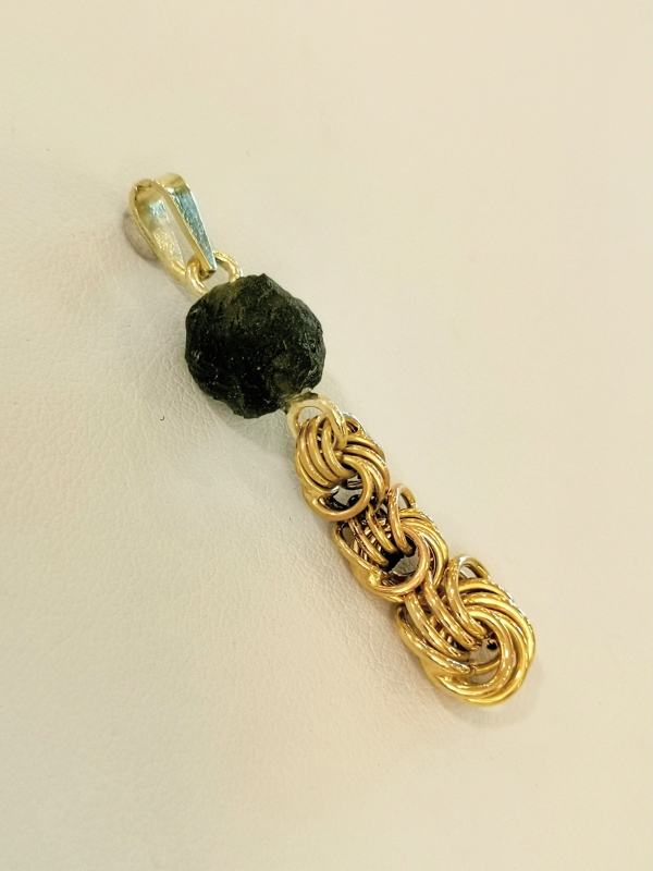 Přívěšek z přírodního vltavínu s ouškem ze žlutého zlata 