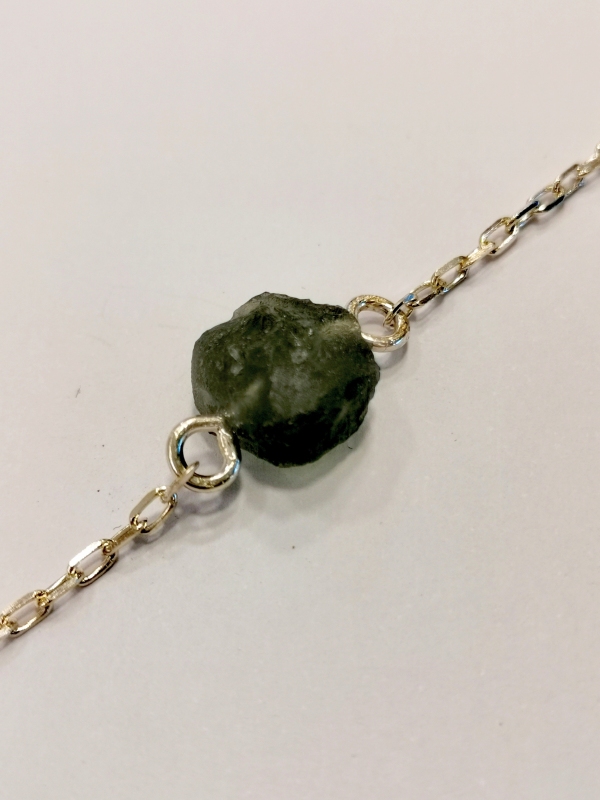 Stříbrný náramek s přírodním vltavínem