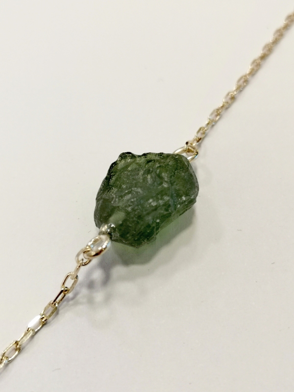 Stříbrný náramek s přírodním vltavínem