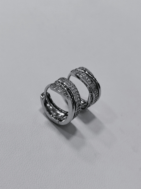 Stříbrné naušnice se zirkony, rhodiované