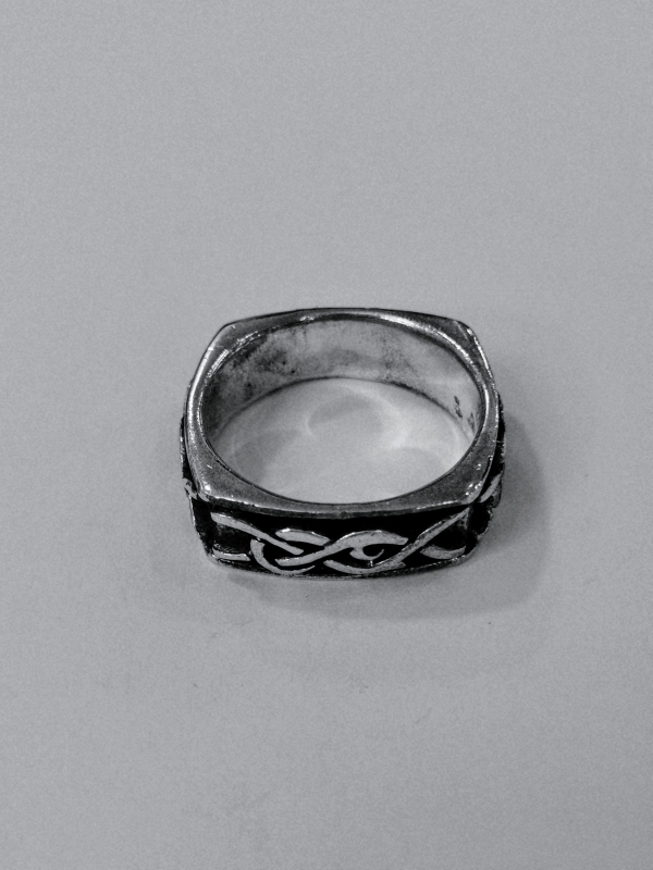 Masívní stříbrný prsten