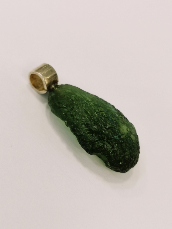 Přívěšek z přírodního vltavínu s ouškem ze stříbra