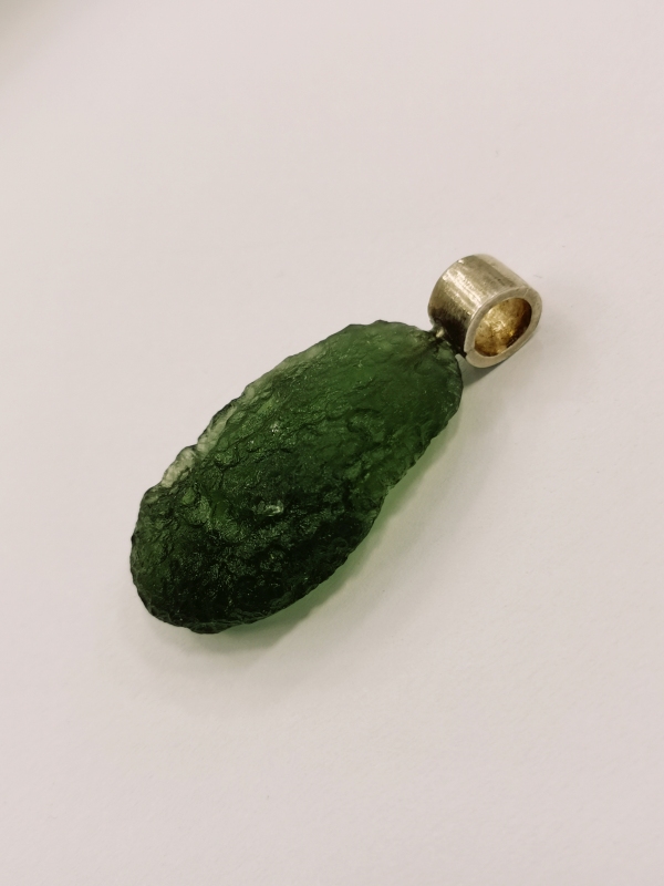 Přívěšek z přírodního vltavínu s ouškem ze stříbra