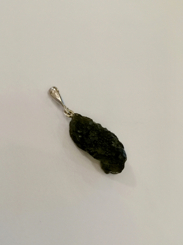 Přívěšek z přírodního vltavínu s ouškem ze stříbra