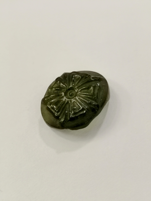 Vltavínová glyptika pětilistá růže