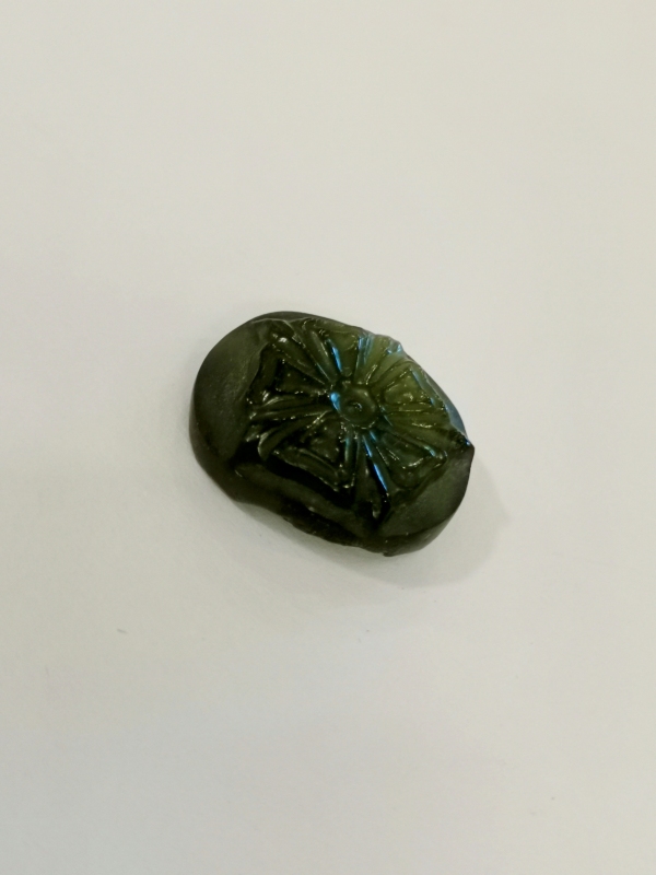 Vltavínová glyptika pětilistá růže