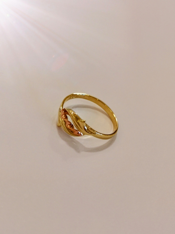 Zlatý dámský prsten celozlatý