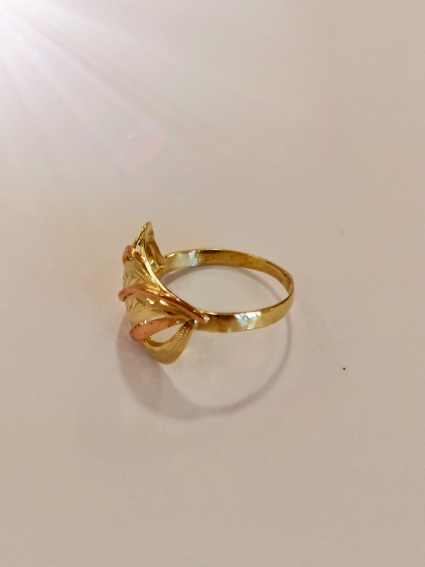 Zlatý dámský prsten celozlatý