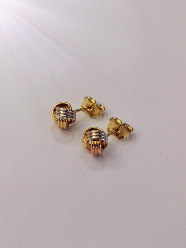 Zlaté naušnice uzly, na puzetu