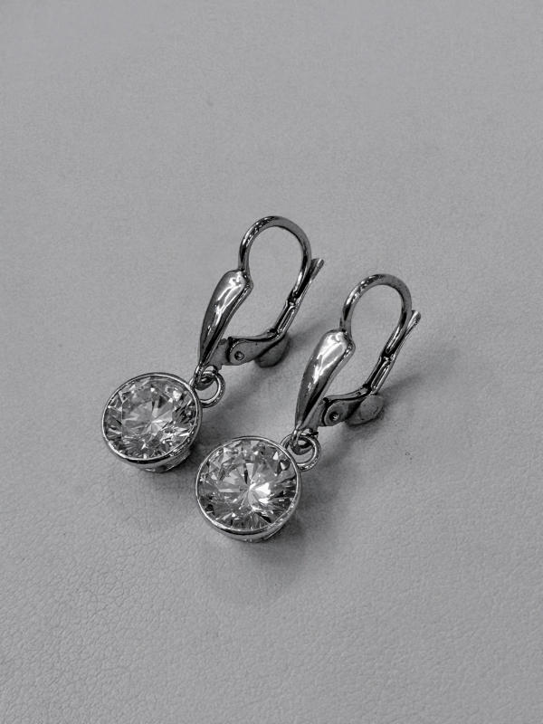 Stříbrné naušnice s velkými visícími zirkony, rhodiované