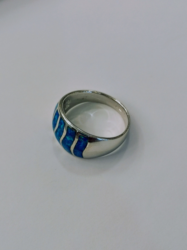 Stříbrný prsten s opály