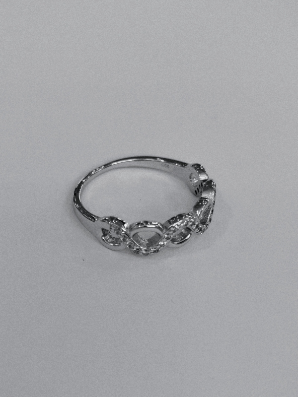 Stříbrný prsten se zirkony