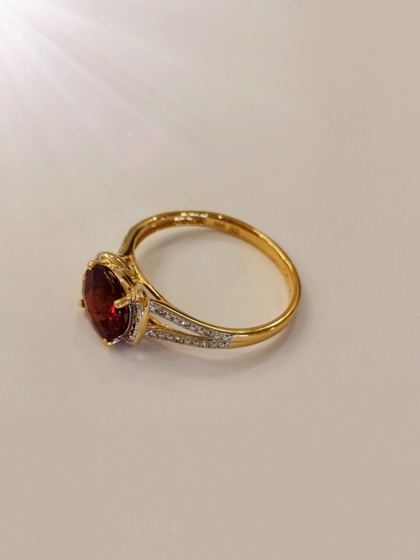 Zlatý prsten s granátem