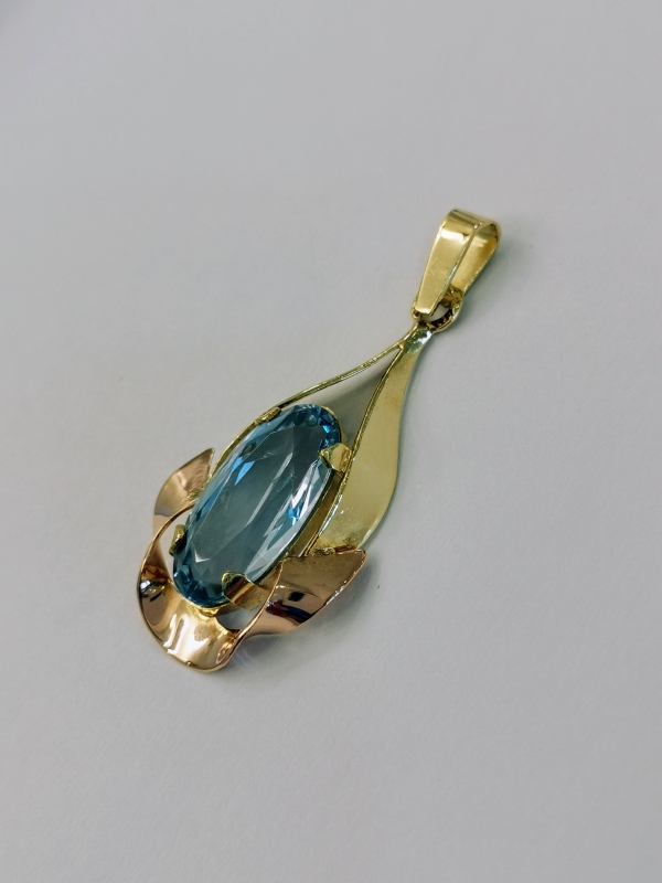 Zlatý přívěs s modrým kamenem