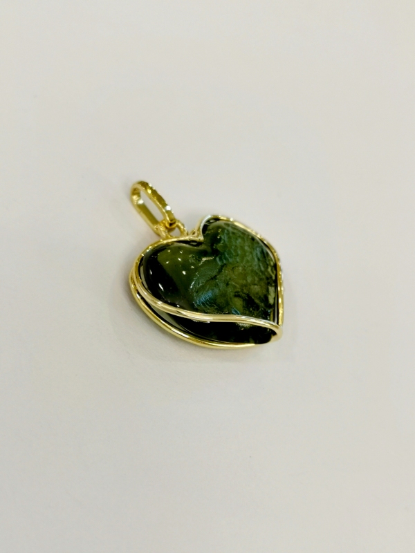 Vltavínový přívěs ve tvaru srdce se závěsem ze žlutého zlata