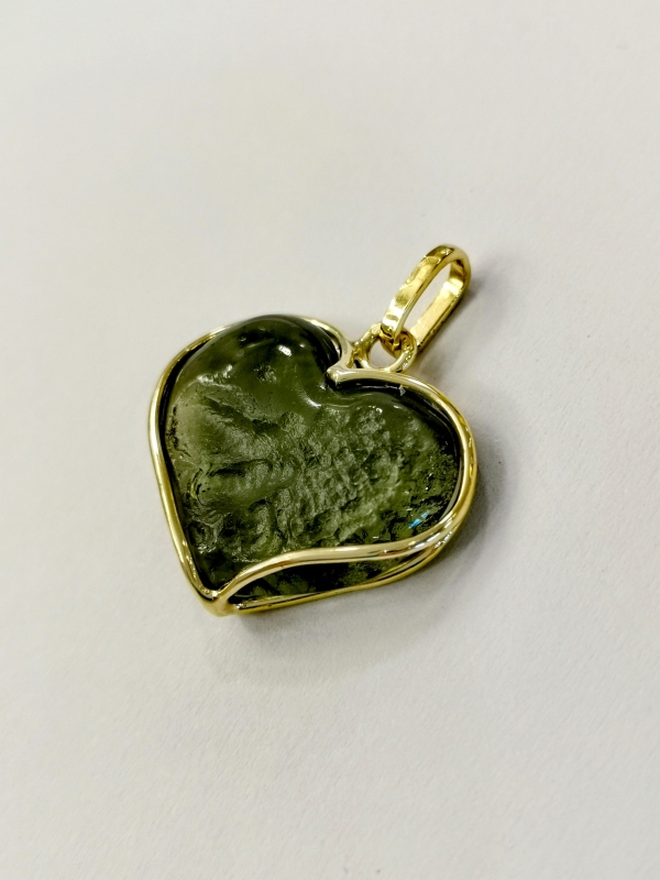 Vltavínový přívěs ve tvaru srdce se závěsem ze žlutého zlata