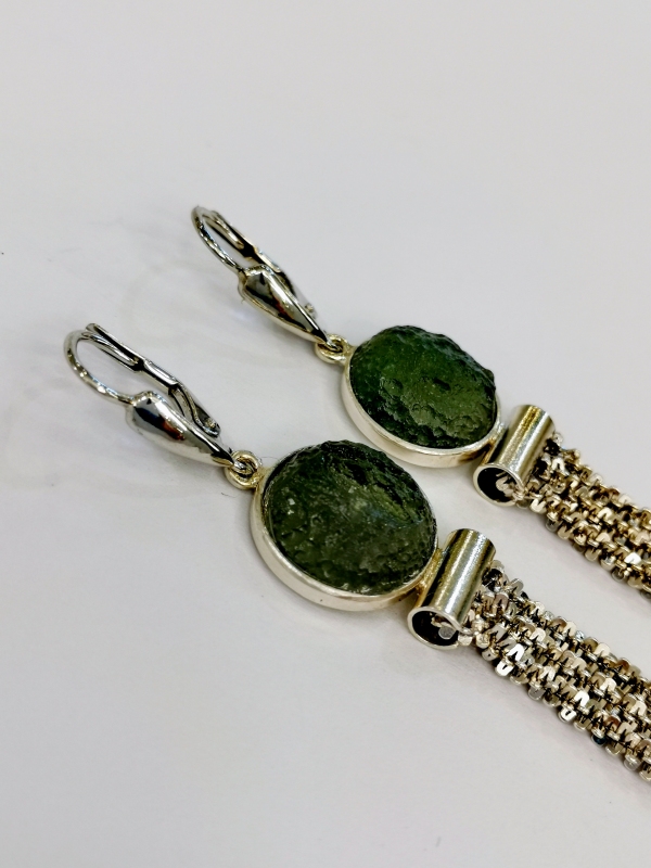 Stříbrné naušnice visací s přírodním vltavínem