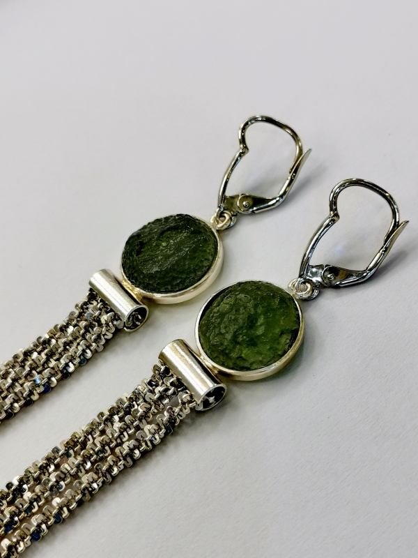 Stříbrné naušnice visací s přírodním vltavínem