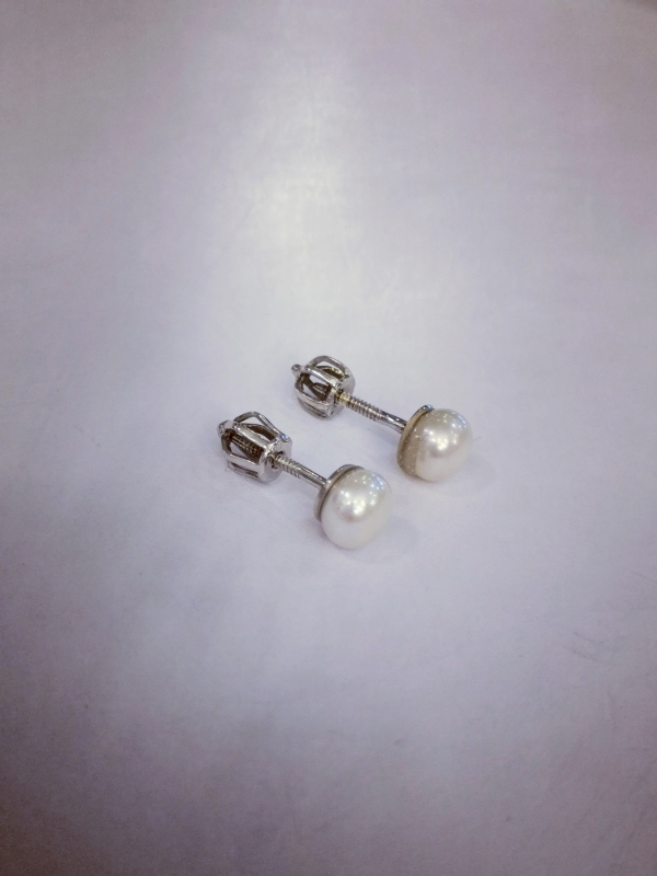Stříbrné naušnice s perlou