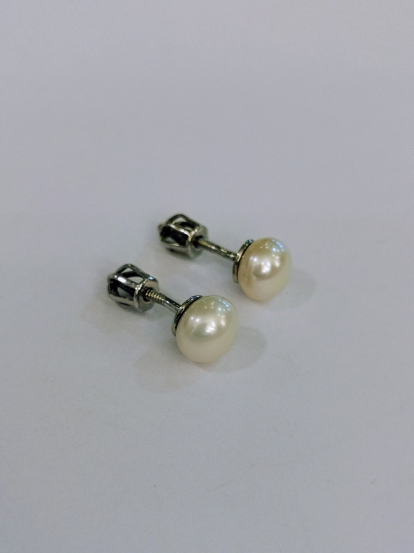 Stříbrné naušnice s perlou