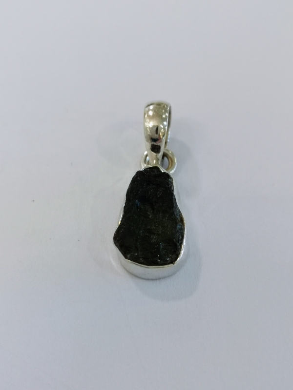 Přívěšek z přírodního vltavínu s ouškem ze stříbra