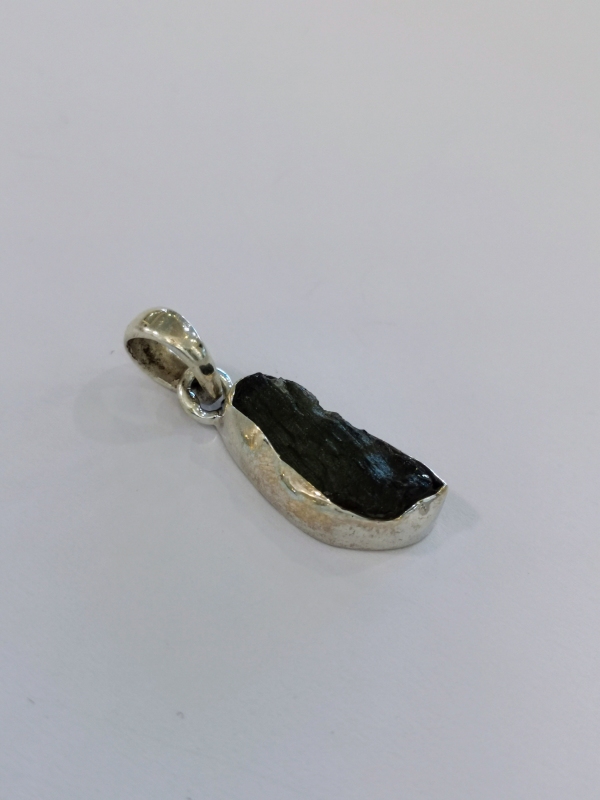 Přívěšek z přírodního vltavínu s ouškem ze stříbra