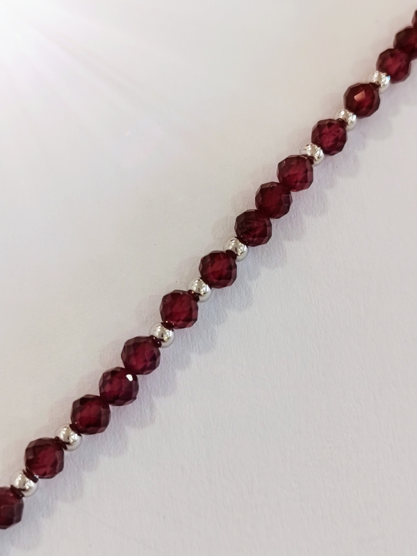 Stříbrný náramek s granáty a perličkami