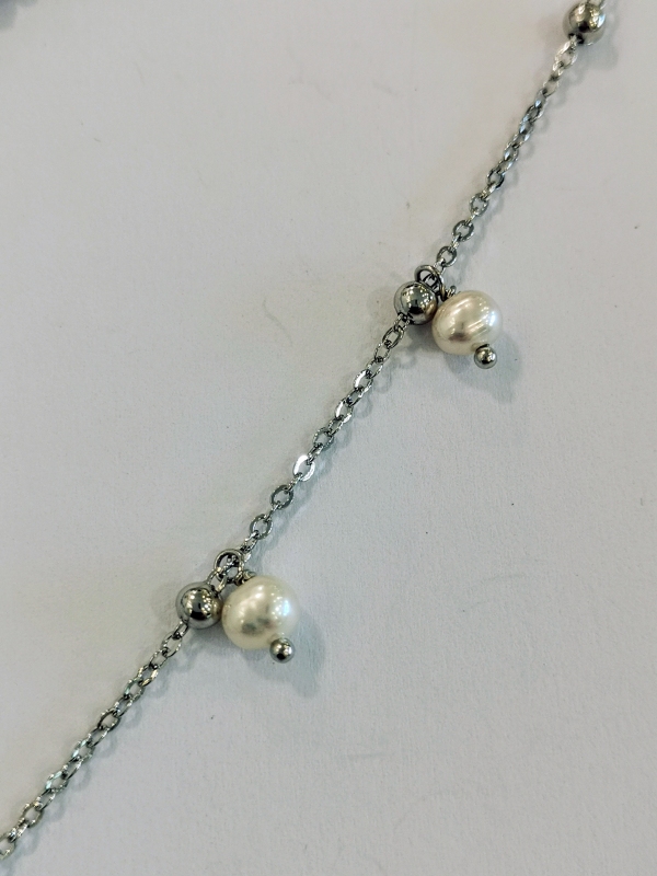 Stříbrný náramek s granáty a perličkami