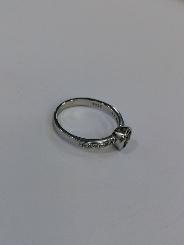 Stříbrný prsten se zirkony zásnubní