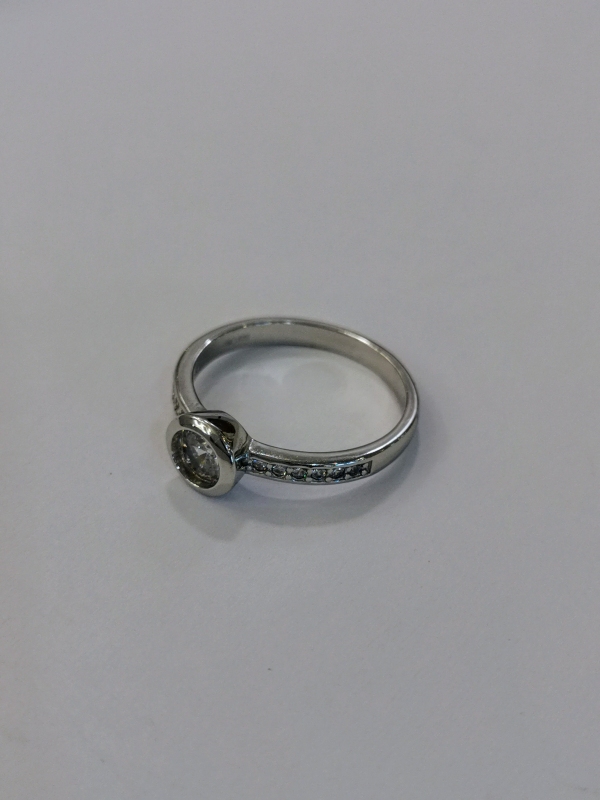 Stříbrný prsten se zirkony zásnubní