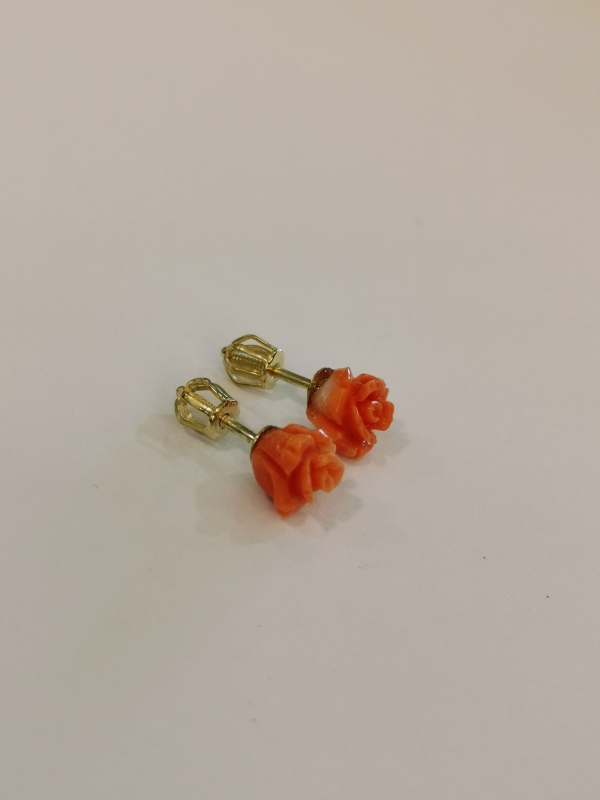 Zlaté naušnice růže vyřezané z korálu