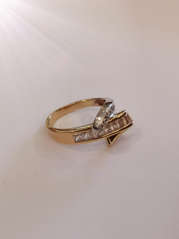 Luxusní dámský prsten se zirkony, ze žlutého zlata