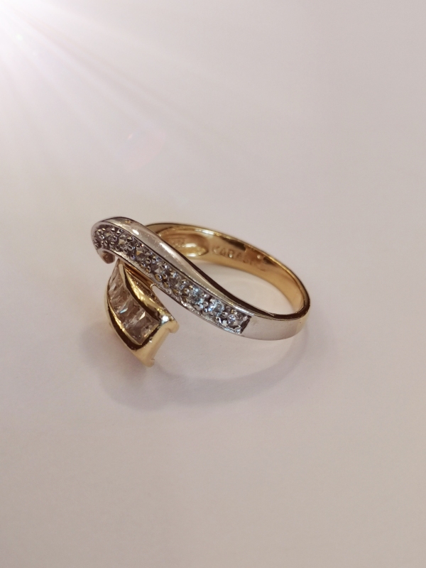 Luxusní dámský prsten se zirkony, ze žlutého zlata