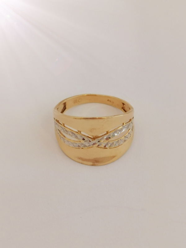 Luxusní dámský prsten ze žlutého zlata