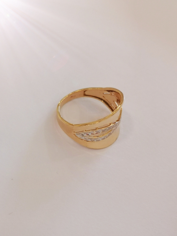 Luxusní dámský prsten ze žlutého zlata