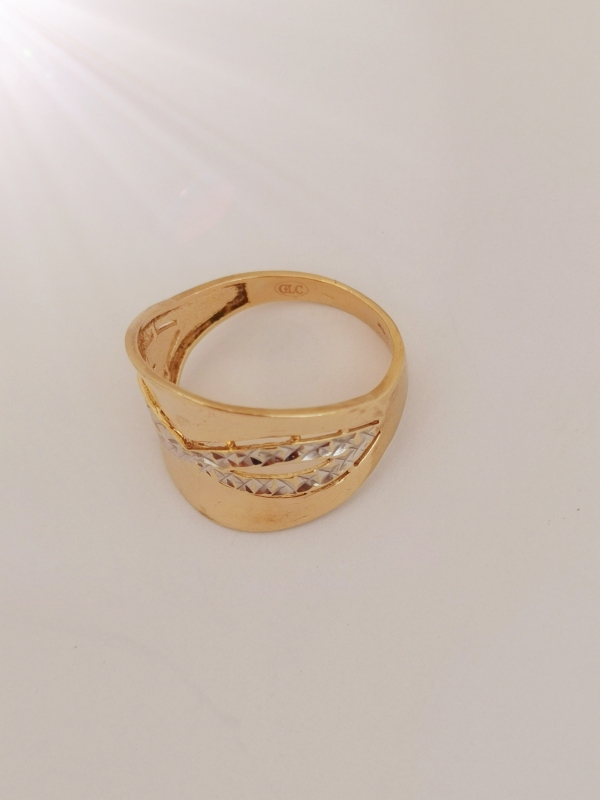 Luxusní dámský prsten ze žlutého zlata