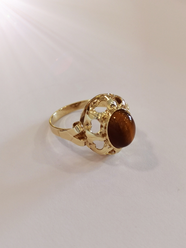 Zlatý prsten s tygřím okem