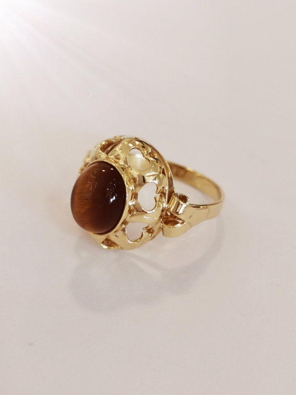 Zlatý prsten s tygřím okem