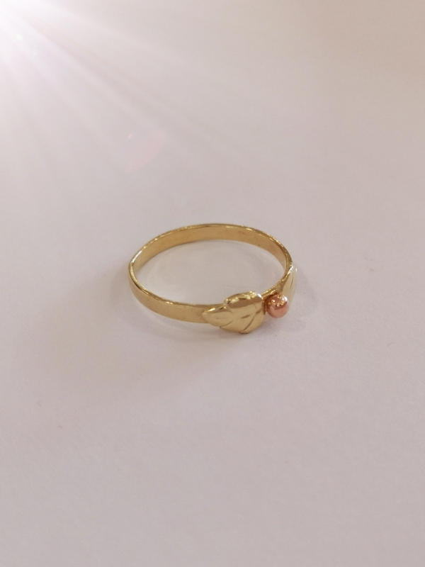 Zlatý dámský prsten ve tvaru mašle