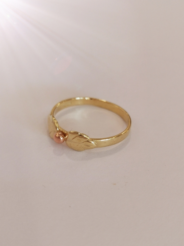 Zlatý dámský prsten ve tvaru mašle