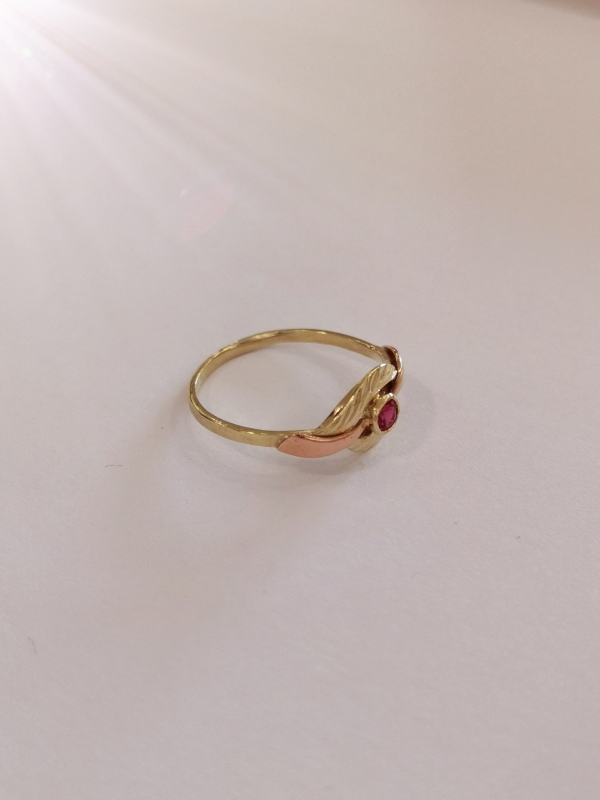 Zlatý dámský prsten s malým červeným kamínkem