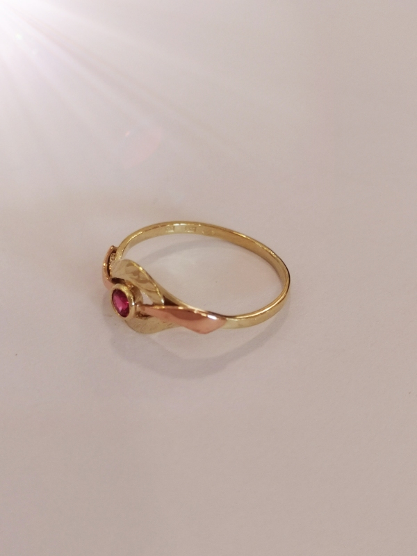 Zlatý dámský prsten s malým červeným kamínkem