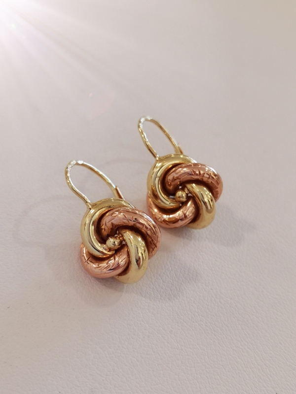 Zlaté dámské naušnice uzly