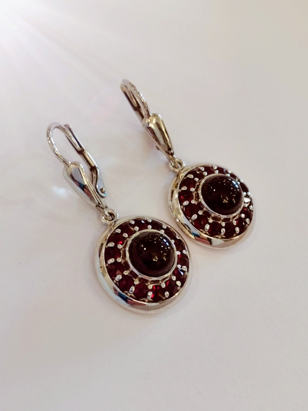 Stříbrné náušnice s českými granáty, rhodiované