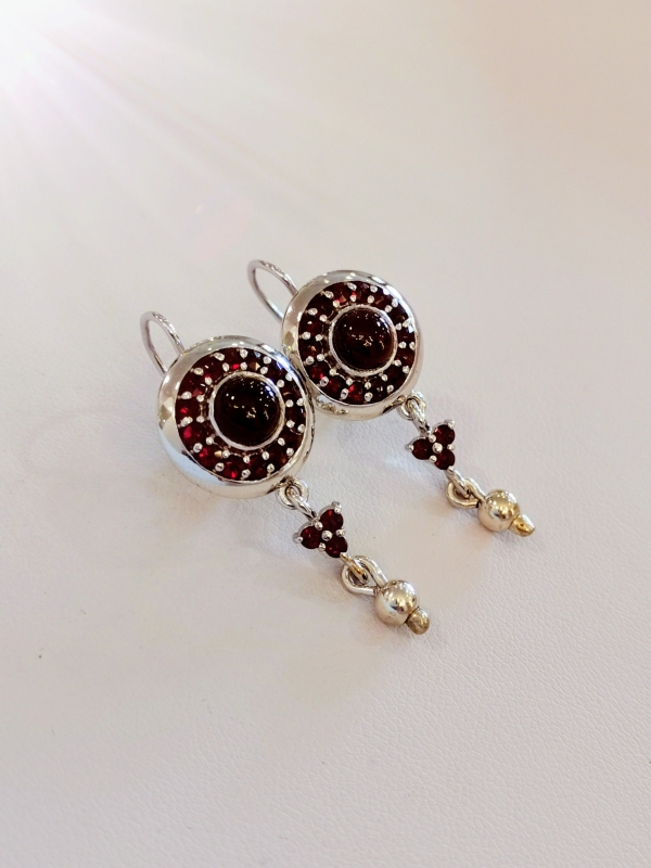 Stříbrné náušnice s českými granáty, rhodiované