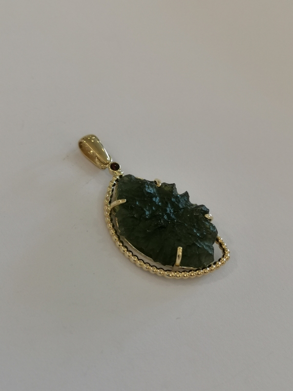 Zlatý přívěs, žluté zlato, s přírodním vltavínem