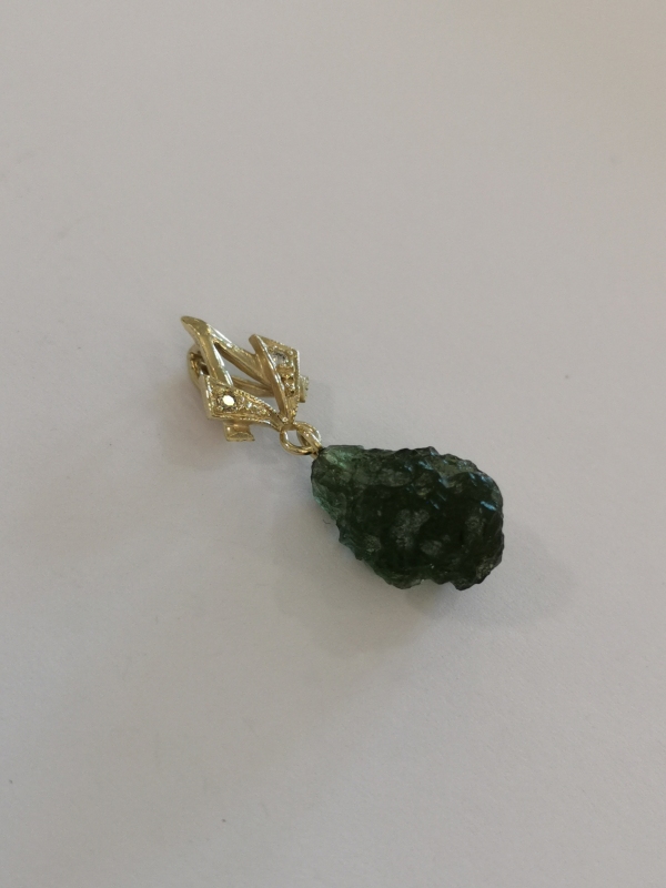 Přívěšek z vltavínu s ouškem se zirkony, ze žlutého zlata