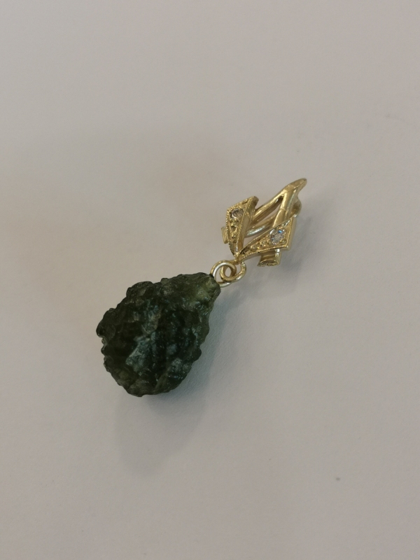 Přívěšek z vltavínu s ouškem se zirkony, ze žlutého zlata