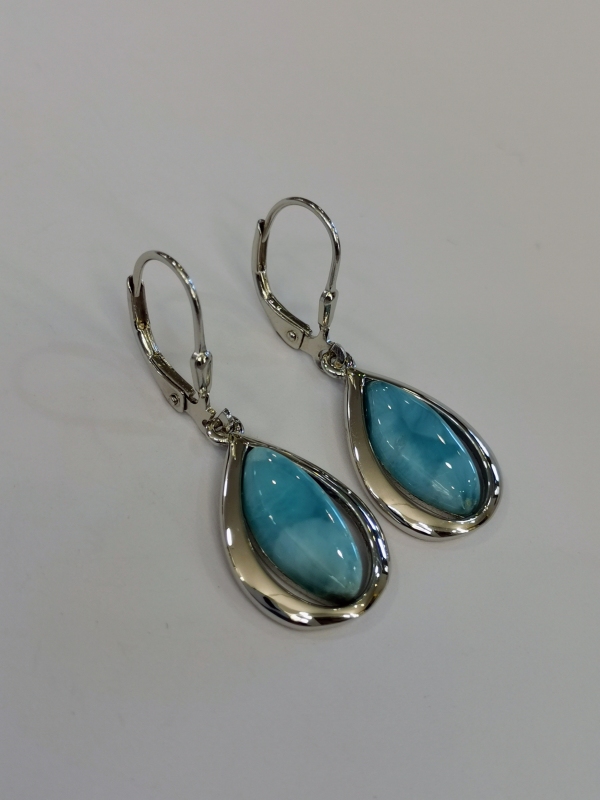 Stříbrné naušnice s larimarem