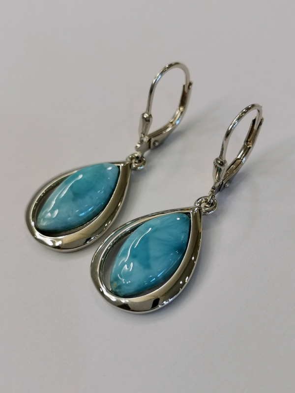 Stříbrné naušnice s larimarem
